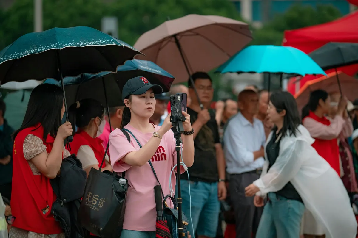 Local Angle: The Best Clear Umbrellas for Photographers in Rainy Cities